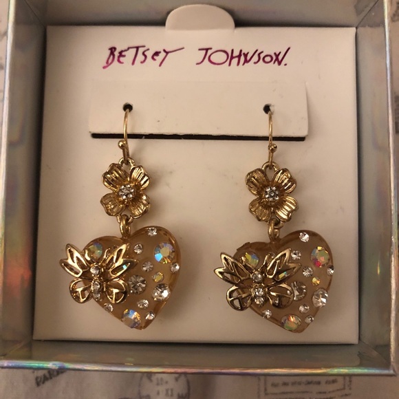 Betsey Johnson Gold Tone Lucite Heart With Flower & Butterfly Drop Earrings NIB - Picture 10 of 12